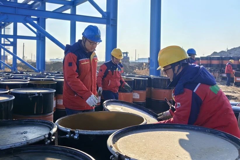 沈阳聚鼎机器人制造有限责任公司東營(ying)闆塊組(zǔ)織開展(zhǎn)振華化(huà)工火炬(jù)區廢舊(jiu)物品清(qing)理會戰(zhàn)